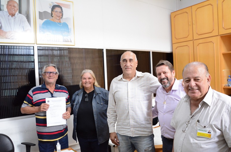Augusto Cesar de Oliveira Lima recebe representantes da Câmara de Machado, que levaram ofício sobre a outorga de Título de Cidadão Machadense
