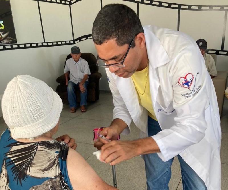 Enfermeiros da Secretaria de Saúde de Santo Anastácio vacinam idosos do abrigo contra gripe