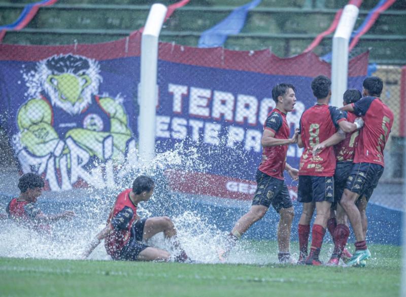 Domingo também foi de muita chuva e futebol no Prudentão, com as equipes da base