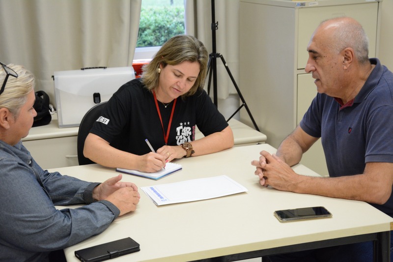 Representantes do Legislativo de Álvares Machado e a auxiliar docente do Sesi, Aline Venâncio