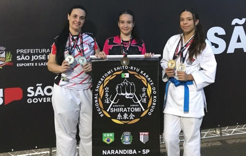 Arielly Peixoto, mãe, Maria Júlia Peixoto, filha caçula, e Maria Eduarda Peixoto, filha mais velha, subiram no pódio da classificatória da FPK em Rio Preto