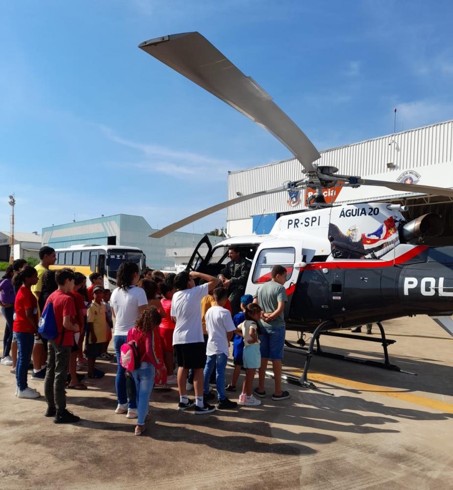 Crianças e adolescentes participaram de atividades com equipes do Corpo de Bombeiros e Águia da PM