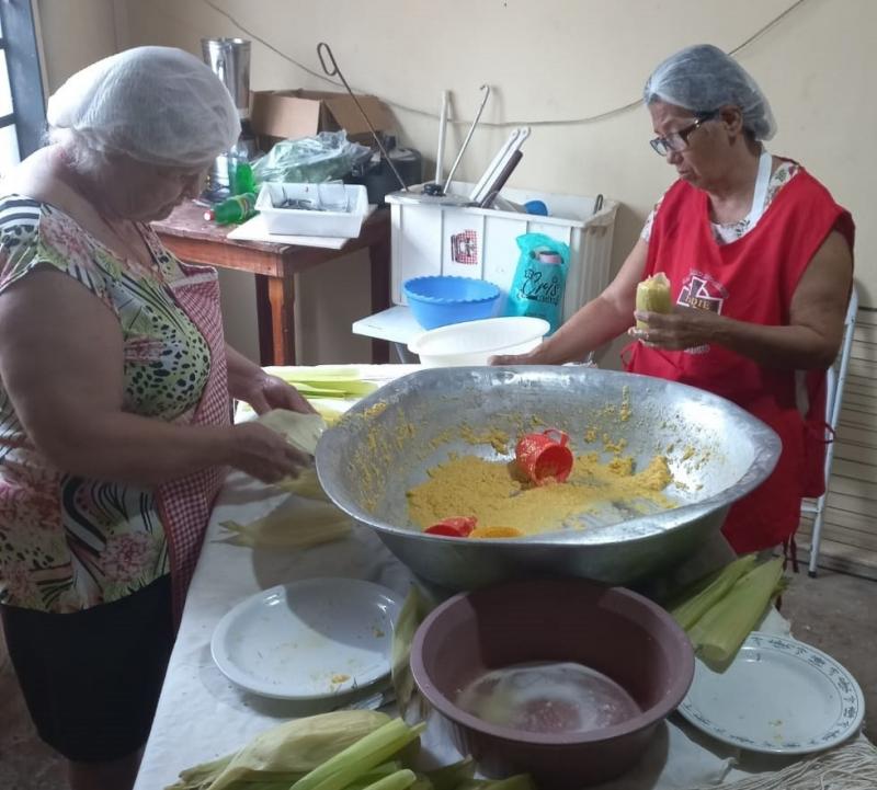 Praça de alimentação é especialmente preparada pela comunidade local para recepção dos visitantes