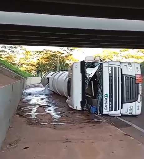 Carreta de transporte de etanol, por motivos a serem esclarecidos, tombou na manhã desta sexta-feira