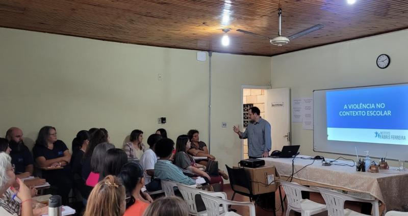 Luiz Antônio Miguel Ferreira conduziu a “1ª Formação Continuada” sobre violência no contexto escolar