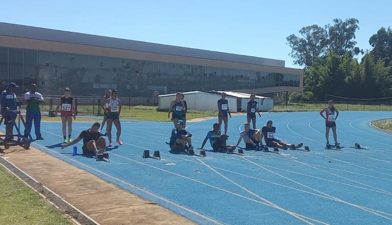 Atletas no preparo para a prova dos 100 m rasos