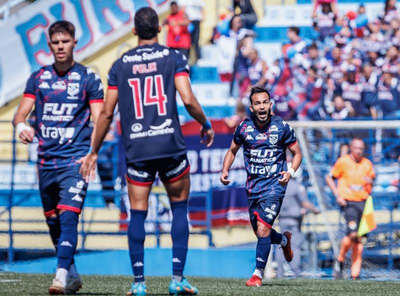 Aos 11 minutos do 2º tempo, meia Wallace fez uma pintura para garantir o empate do Grêmio por 1 a 1 contra o São Bernardo 