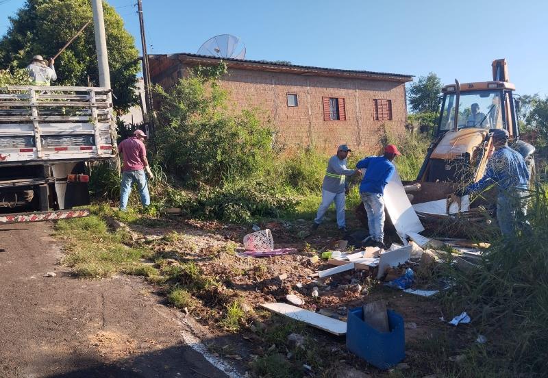 Prefeitura de Pirapozinho intensifica limpeza nos bairros da cidade com caminhões e pás-carregadeiras
