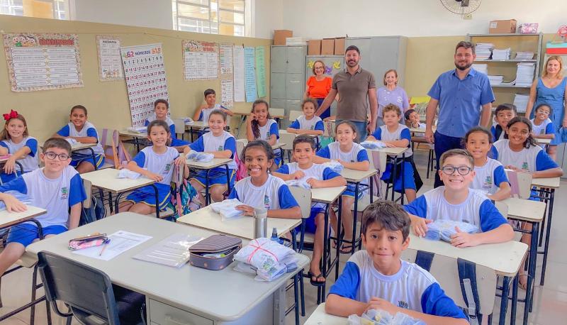 Prefeito de Pirapozinho participa da entrega de uniformes escolares para crianças da rede municipal de ensino