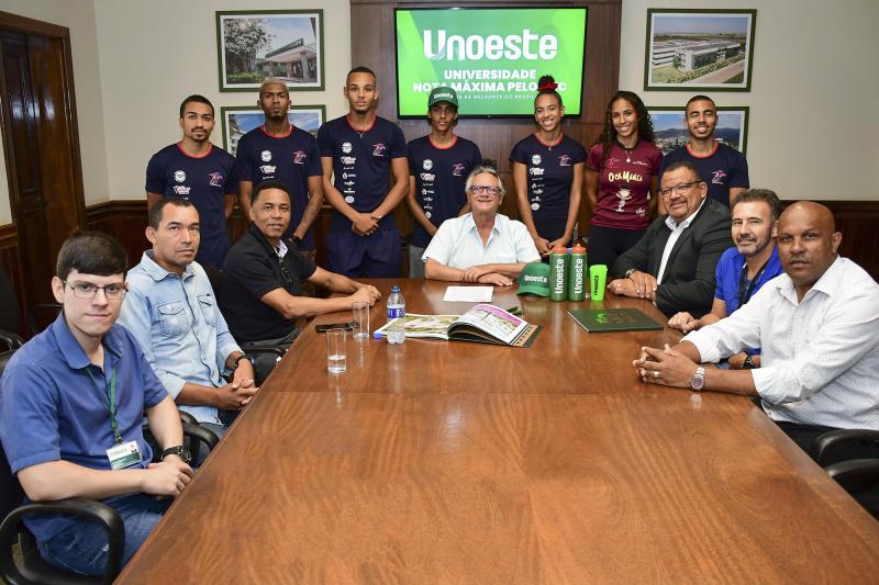 Atletas e diretoria da APA em momento com o diretor geral da Apec, Dr. Augusto Cesar de Oliveira Lima