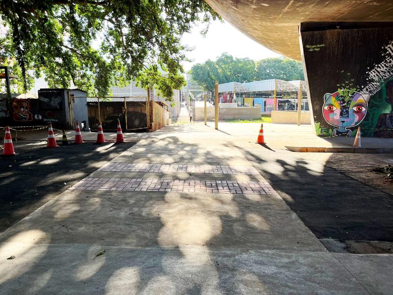 Faixa elevada sob viaduto permite acesso à praça do Santuário Nossa Senhora Aparecida, conectando-se ao calçadão