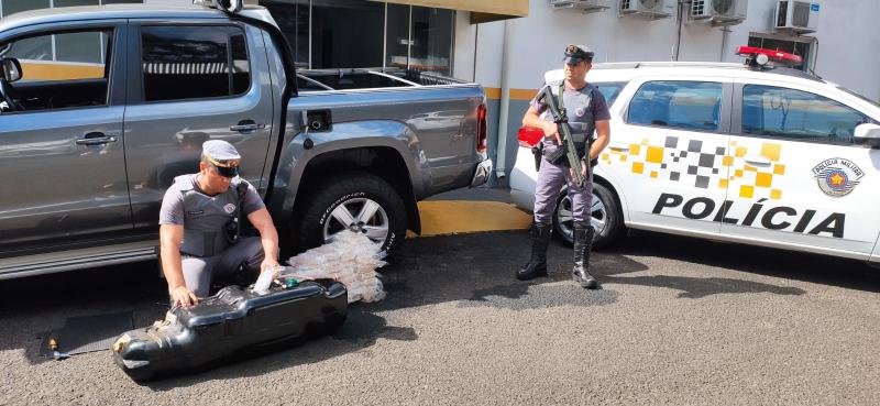 Ação localizou 48 quilos de pasta base de cocaína escondidos em tanque de combustível de caminhonete