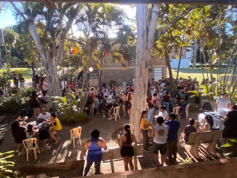 Véspera de aniversário foi comemorada entre alunos, professores e servidores