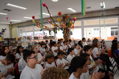 Alunos do Sesi aprendem como funciona a Câmara Mirim