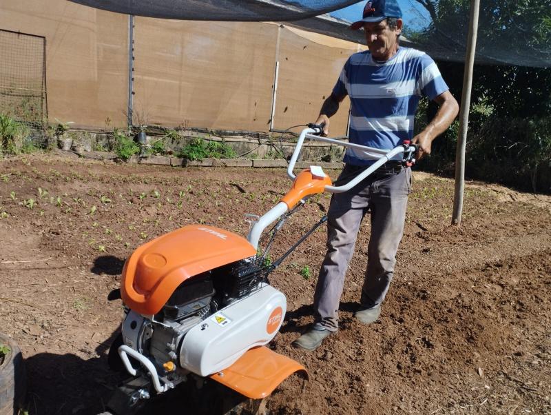 Novos equipamentos chegam para facilitar trabalho dos funcionários da horta municipal de Santo Anastácio