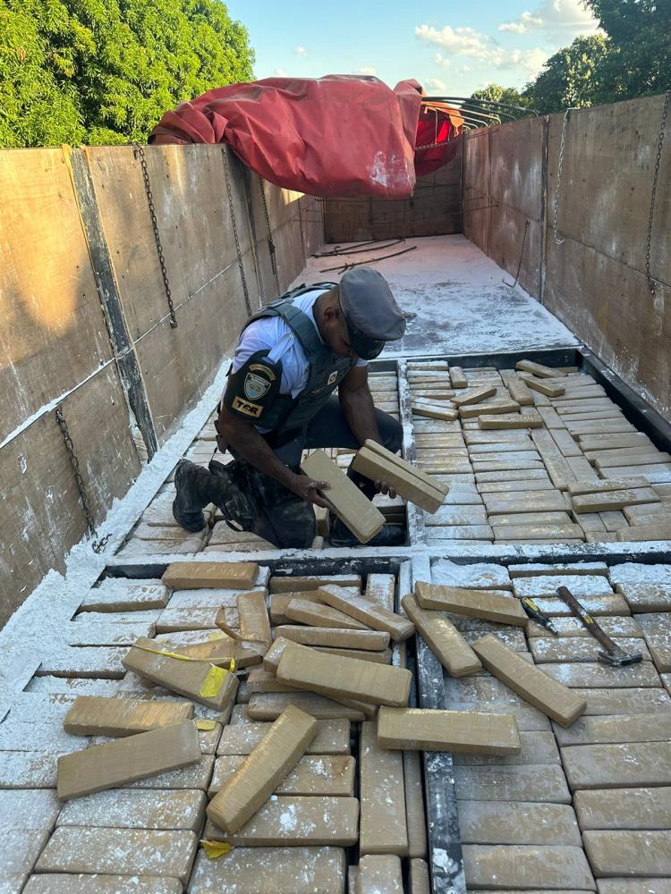 Entorpecente, dividido em diversos tabletes, estava escondido em fundo falso de carreta