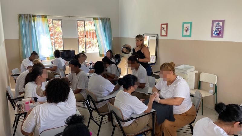 Mulheres privadas de liberdade ganham oportunidade de capacitação com curso de manicure e pedicure