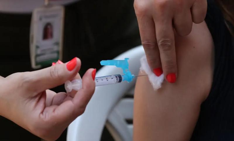 Neste momento, doses são ofertadas aos jovens que tenham entre 10 e 14 anos de idade