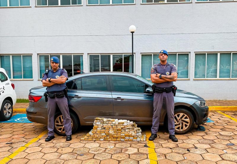 Entorpecente foi localizado em painel, assoalho e porta-malas de automóvel, com placas da Argentina