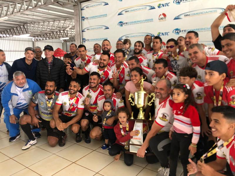 Equipe faz a festa com o troféu, após vencer o Emelec por 6x4 na final