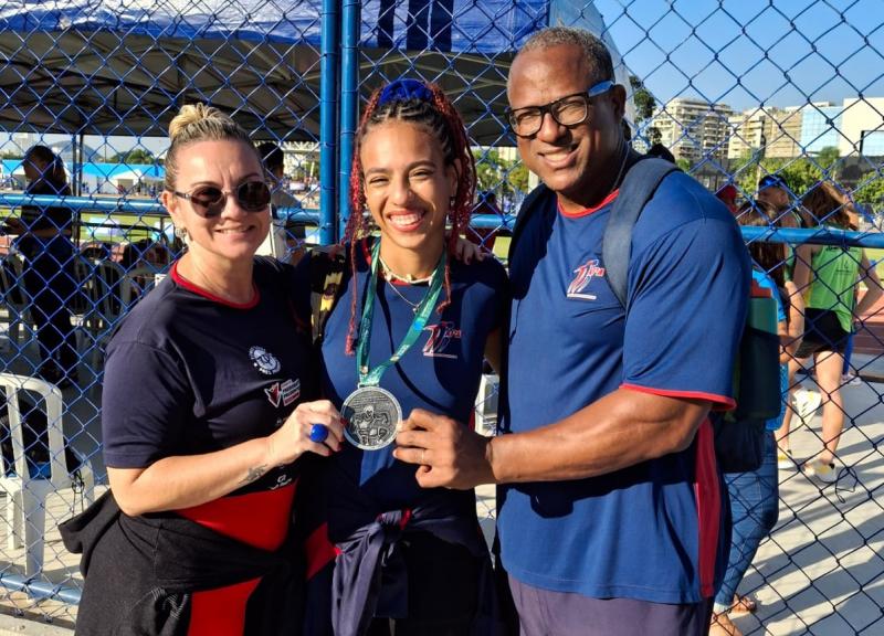 Allana Romão Rodrigues com os pais, o técnico Montanha e Mirella
