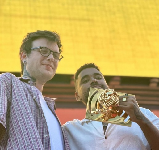 Leandro Bolacha (esq.) e o prudentino Adriano Sato (dir.) durante a premiação no Cannes Lions