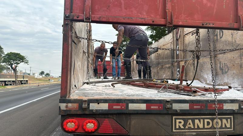 Na segunda-feira, 3,3 toneladas de maconha foram localizadas em fundo falso de caminhão Scania