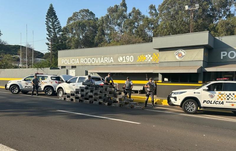 Droga foi encontrada nos bancos traseiros e no compartimento de carga de um L200