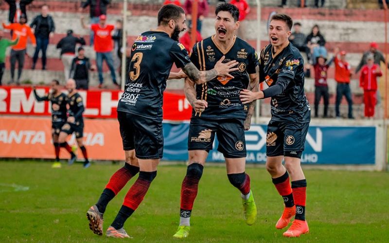 Após o término da A3 2024, Jean Pablo (ao centro) rumou para o futebol gaúcho para voltar a defender as cores do Inter de Santa Maria