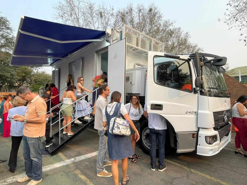 Caminhão Mercedes-Benz ALEGO 6x2, transformado em uma unidade móvel de saúde equipado com um gerador, tanque extra de combustível e consultórios médicos equipados, vai atender populações da Amazônia