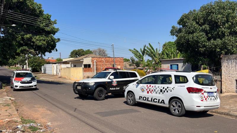 Policiais civis e militares deram cumprimento a mandado de buscas na casa do suspeito