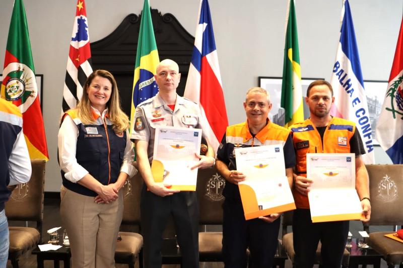   Tenente-Coronel Claudia Andréia Bemi da Defesa Civil do Estado, capitão Erlon Augusto Pavesi, Renato Gouvea e Diego Junior Madia, no Palácio dos Bandeirantes