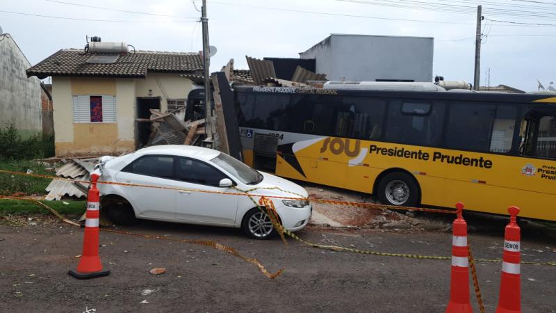 Coletivo bateu contra poste, duas residências, além de automóvel que estava estacionado