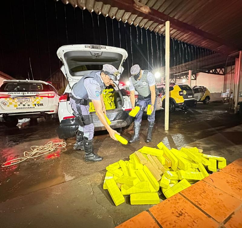 Dentro do veículo, além da droga, os oficiais encontraram placas veiculares avulsas