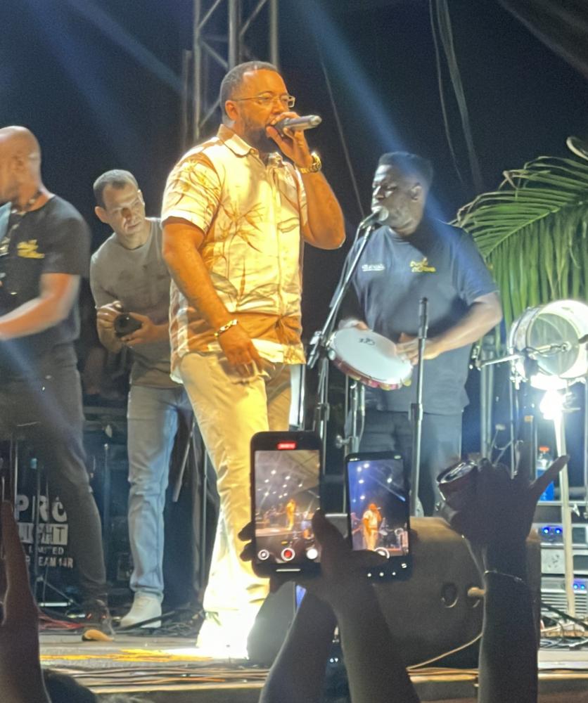 DUDU NOBRE, ATRAÇÃO NO PALCO DO BAILE DO HAWAI