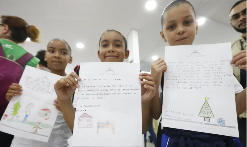 Cartas devem ser escritas à mão e conter preferencialmente pedidos de brinquedos, roupas ou material escolar