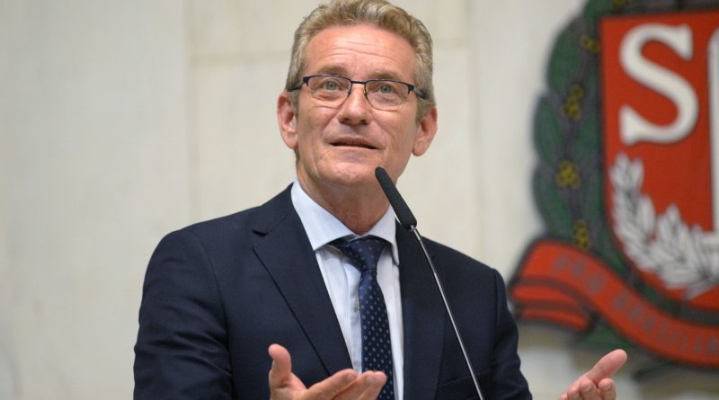 Ed Thomas foi levado ao Pronto-Socorro depois de sentir dores no peito