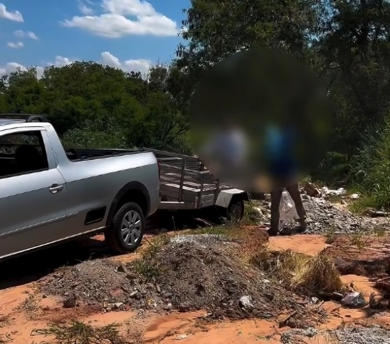 Homem foi obrigado a recolher lixo descartado irregularmente em Álvares Machado