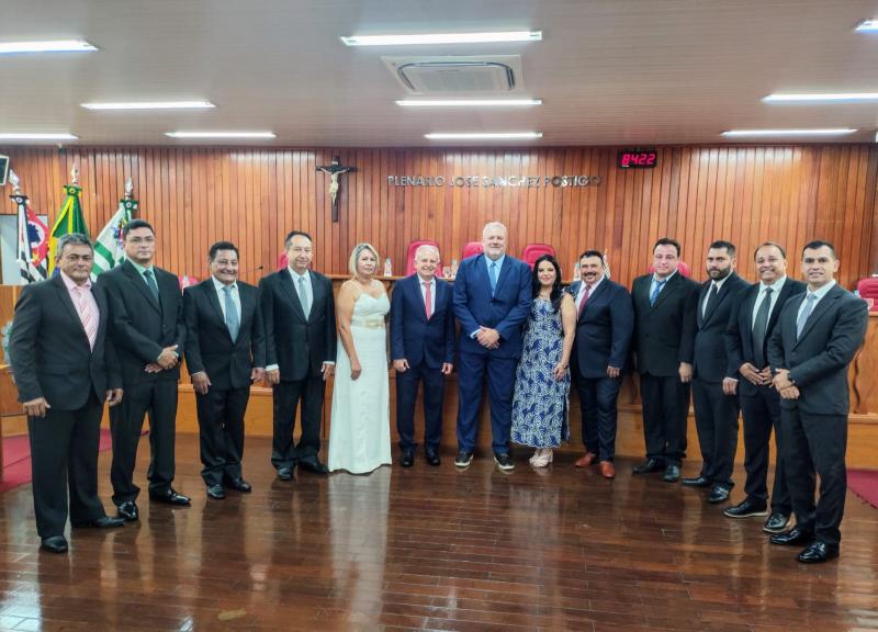 Prefeito e vice ao lado dos vereadores durante cerimônia de posse, em Santo Anastácio