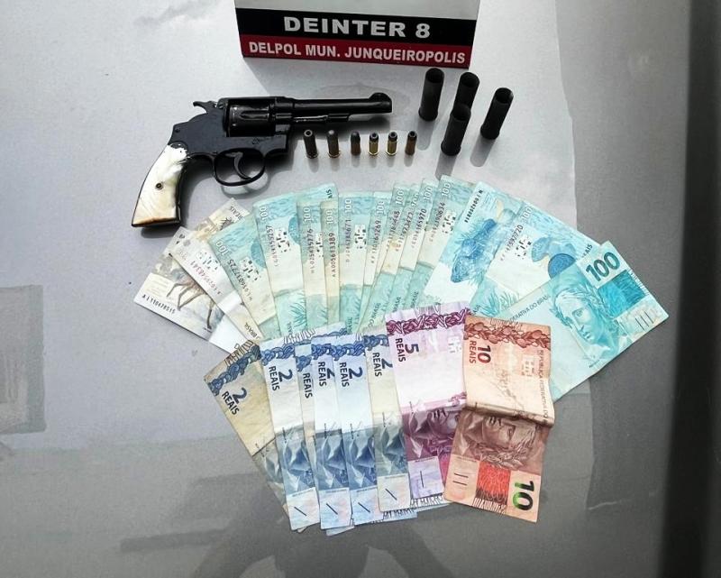 Em posse do suspeito, foi recolhida uma arma, munições e parte do dinheiro subtraído