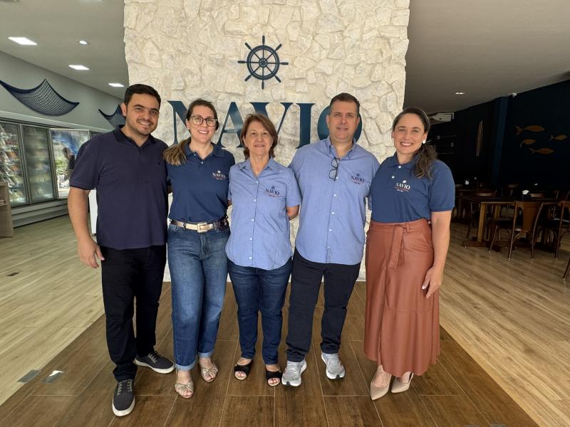 D. MAGDA SIQUEIRA, ENTRE OS FILHOS MACIEL (LUCIANA) E MARIA (JULIO), NA INAUGURAÇÃO DO NOVO NAVIO