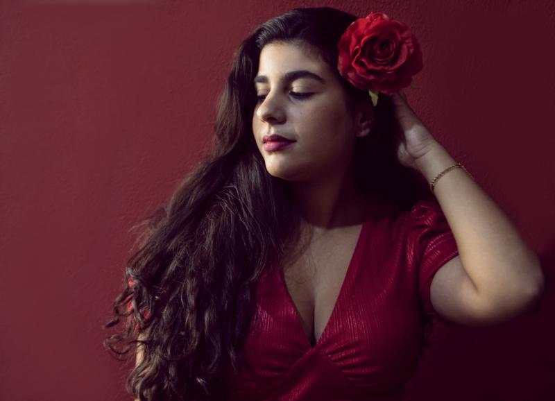 Thaissa Queiroz promete uma viagem pela rica sonoridade da música brasileira, evidenciando a potência e as emoções dessas vozes femininas que influenciaram a cultura nacional