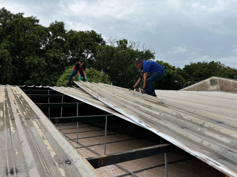 Em escola de Floresta do Sul, equipe realiza vedação dos possíveis pontos de entrada dos morcegos