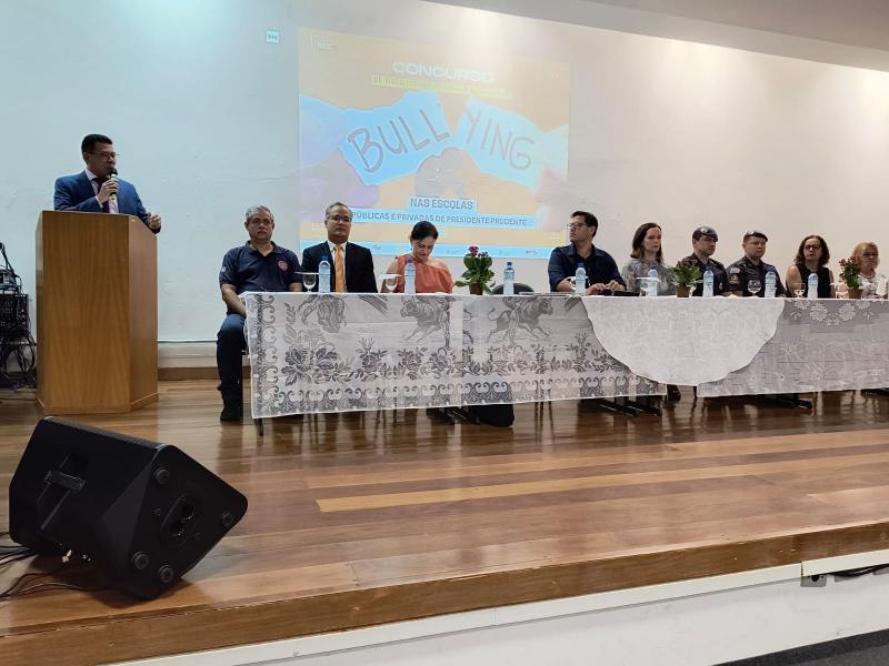 Concurso foi lançado por grupo em evento no anfiteatro da Diretoria Regional de Ensino, nesta quinta-feira