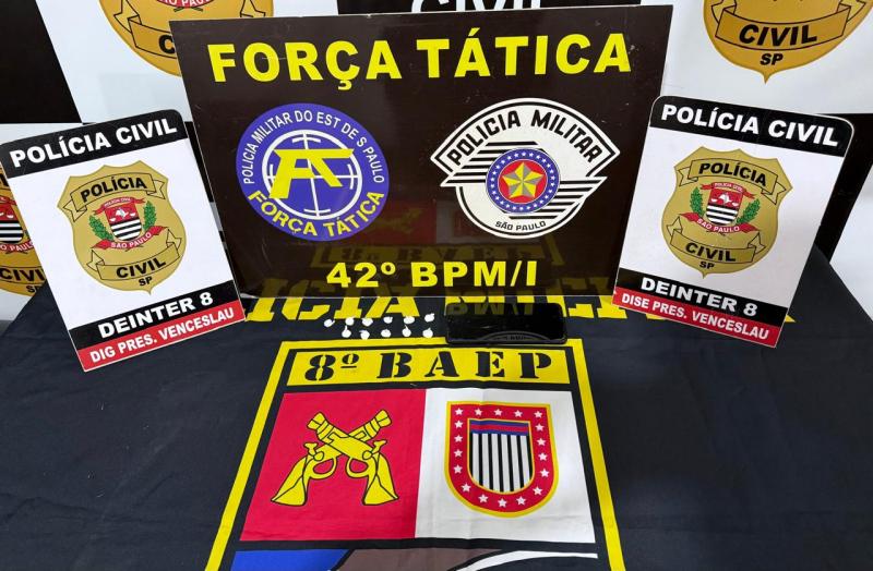 Na casa do suspeito, policiais localizaram porções de cocaína e materiais para embalagem de drogas