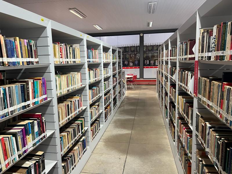 Dos 85 mil exemplares na Biblioteca Municipal Dr. Abelardo de Cerqueira César, 2 mil são dedicados exclusivamente à poesia