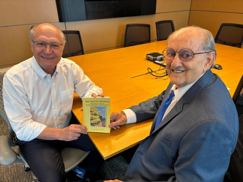 Professor Chicão entrega exemplar ao vice-presidente Geraldo Alckmin, que escreveu prefácio da obra