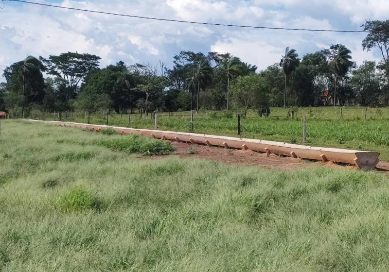 Área que foi embargada nesta quinta-feira também recebeu instalação de cocho