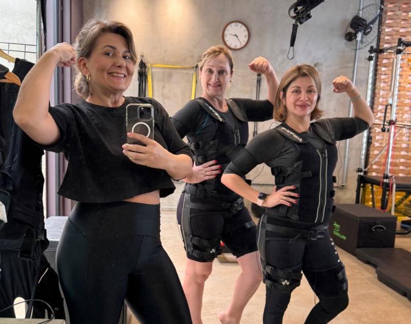 Professora Maristela Moreno, com as alunas Simone Munhoz e Carina Novasyk