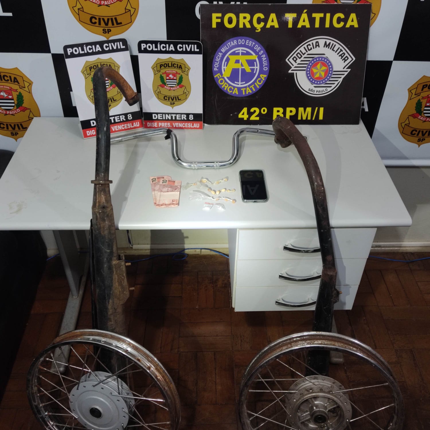 Peças de motocicletas, porções de drogas e celulares foram apreendidos na ação desta quarta-feira